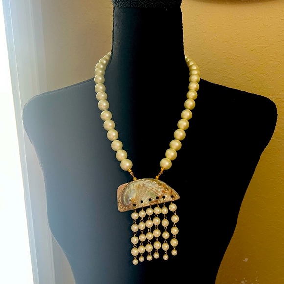 Kenneth Jay Lane abalone shell statement necklace - Picture 5 of 5